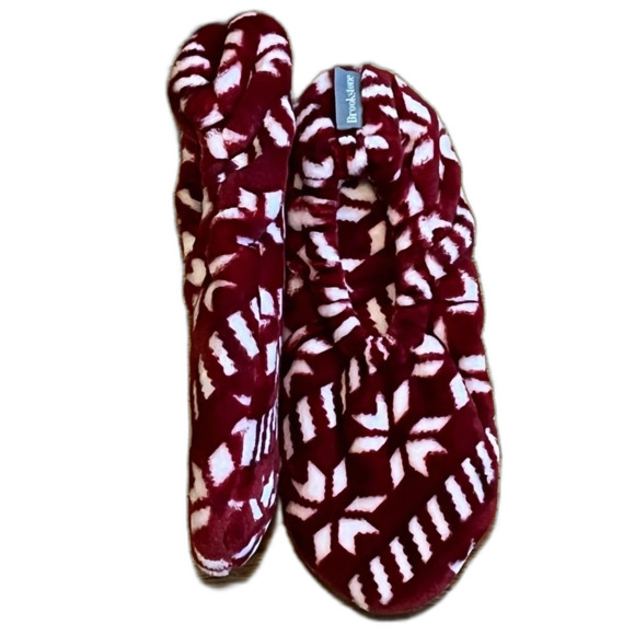 Brookstone Plush Red White Snowflake Slippers One Size - Picture 4 of 11